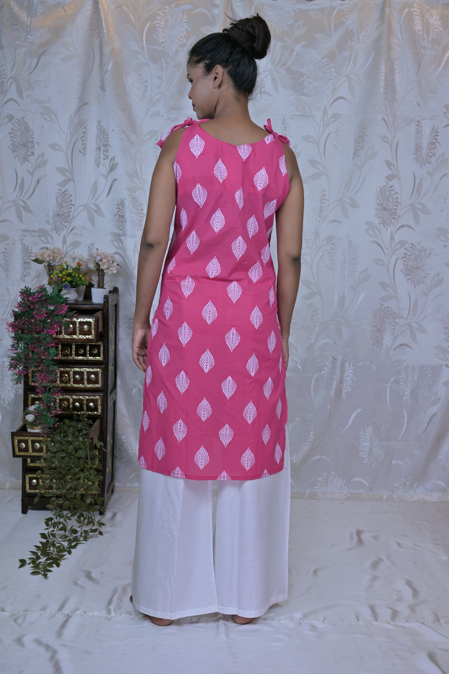 Chic Printed Sleeveless Kurta with Tie-Up Shoulder Details