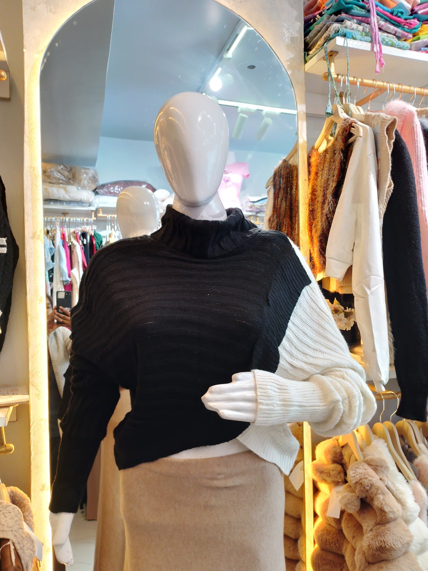 Monochrome Edge" Colour-Block Sweater