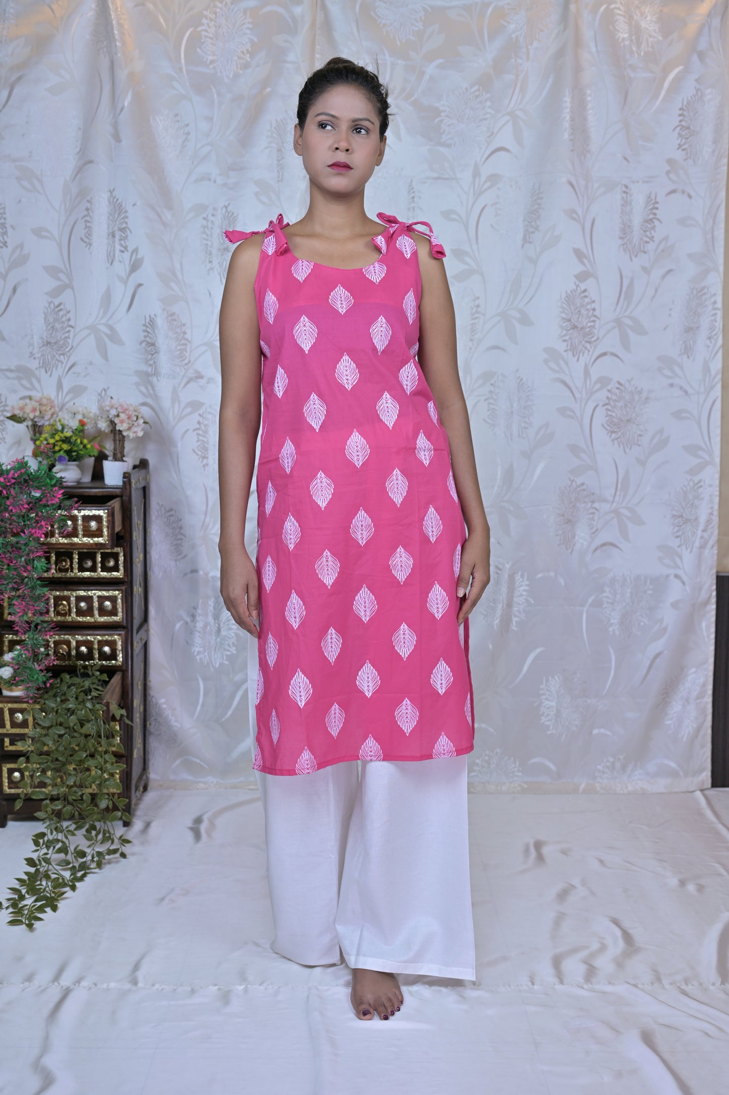 Chic Printed Sleeveless Kurta with Tie-Up Shoulder Details