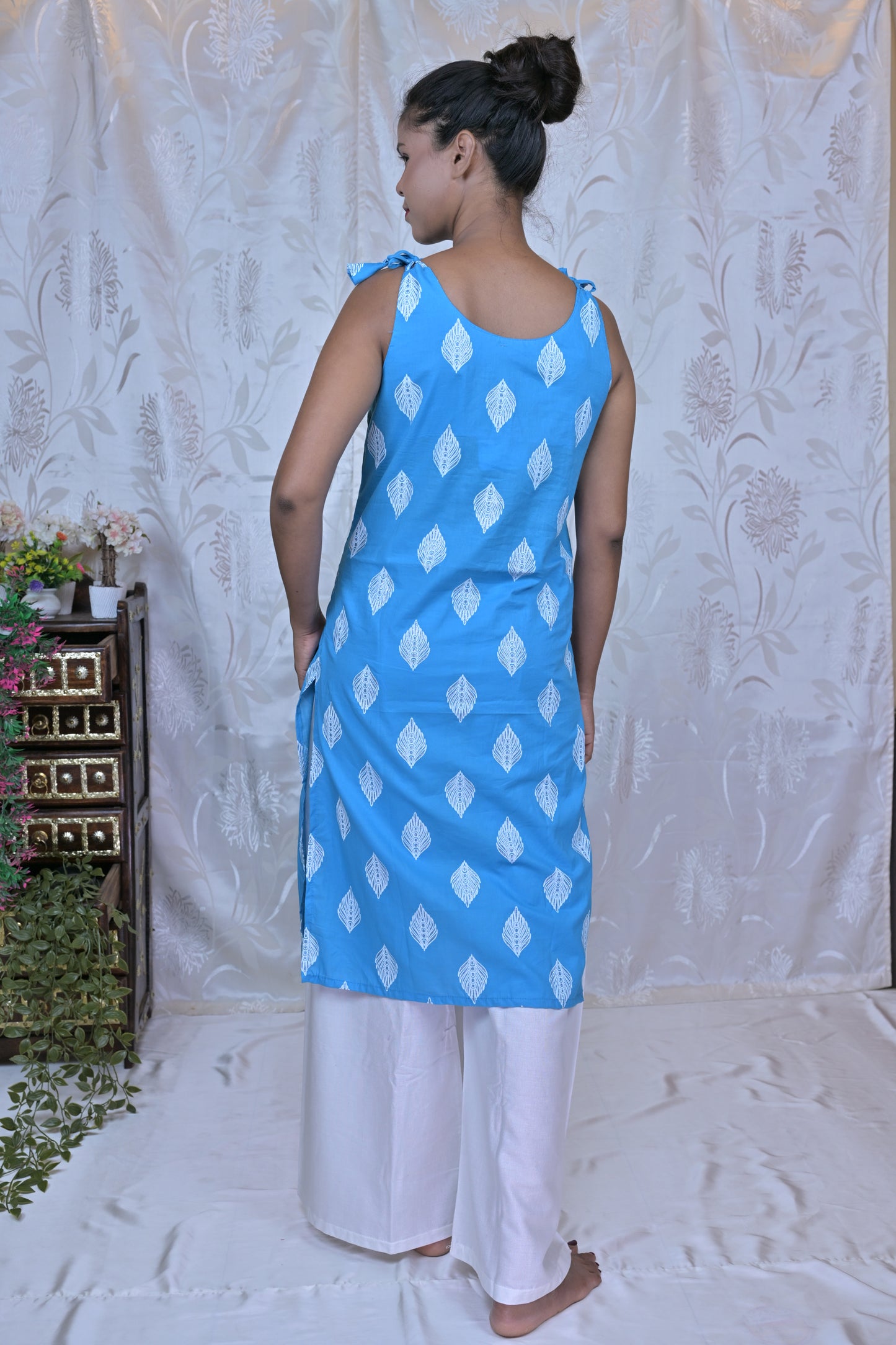 Chic Printed Sleeveless Kurta with Tie-Up Shoulder Details