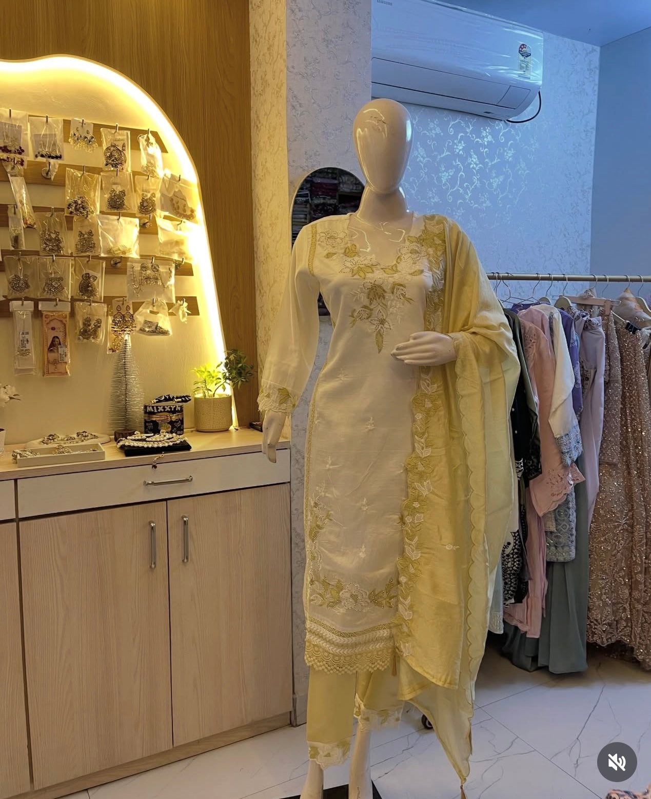 Ivory & Lemon Yellow Floral Embroidered Kurta Set with Scalloped Organza Dupatta