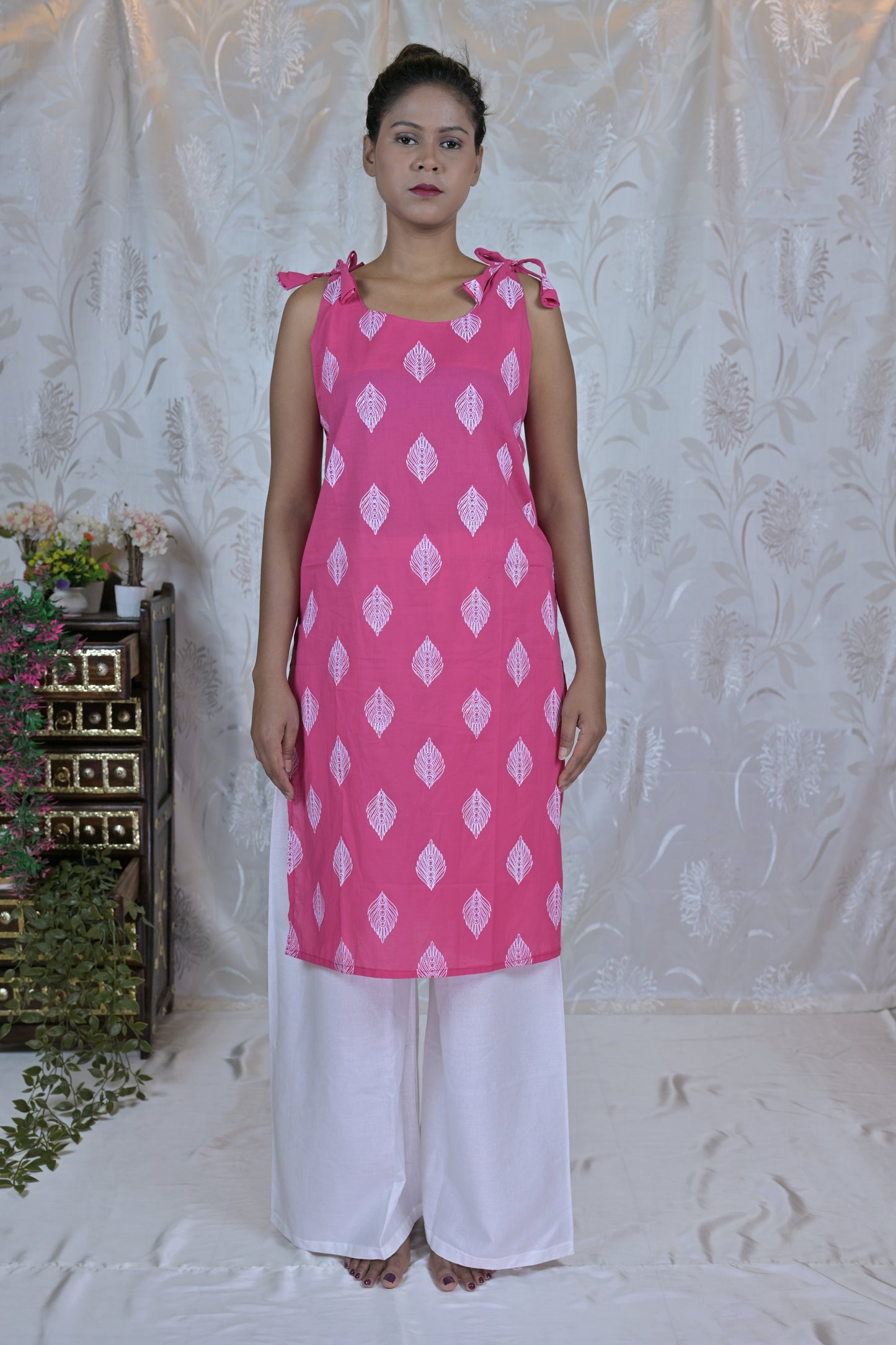 Chic Printed Sleeveless Kurta with Tie-Up Shoulder Details